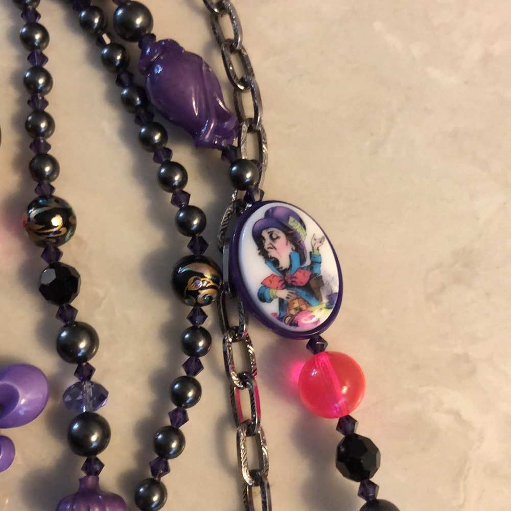 Mad Hatter Alice in Wonderland necklace - Picture 4 of 7